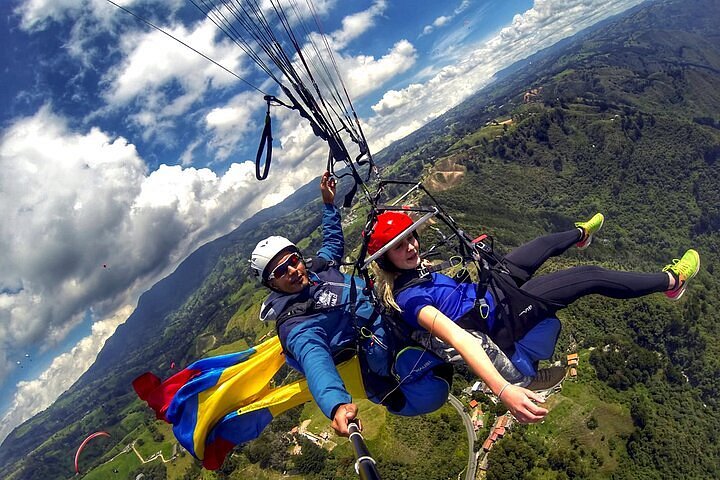 Medellín Desde el Cielo: Parapente + Sabores Locales